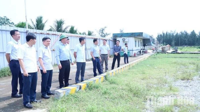Phó Chủ tịch Thường trực UBND tỉnh Mai Xuân Liêm và đoàn công tác kiểm tra hiện trường thực hiện Dự án Khu Du lịch sinh thái Tân Dân.