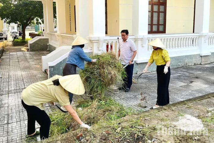 Lãnh đạo xã, cán bộ, công chức, viên chức dọn vệ sinh khuôn viên Đảng ủy xã Lưu Vệ.