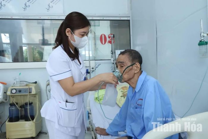 Sức khỏe của ông Lê Văn Ngọ ở xã Hà Đông, ngày càng giảm sút, thường xuyên phải đến bệnh viện điều trị bệnh tắc nghẽn động mạch phổi.