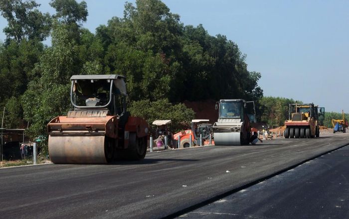 Nhà thầu thi công trên cao tốc Bắc - Nam. Ảnh: Quốc Khánh