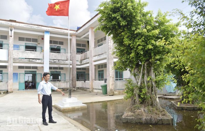 Sân trường tại điểm lẻ của Trường Tiểu học và THCS Hòa Thuận bị ngập nước thường xuyên.