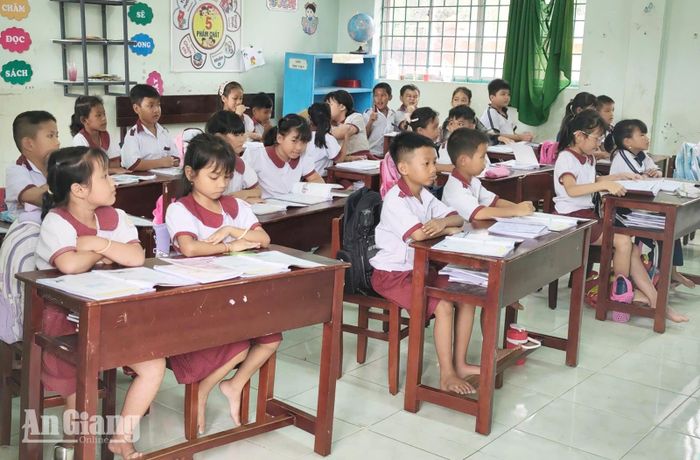 Nền lớp học bị sụt lún khiến bàn của học sinh bị nghiêng.