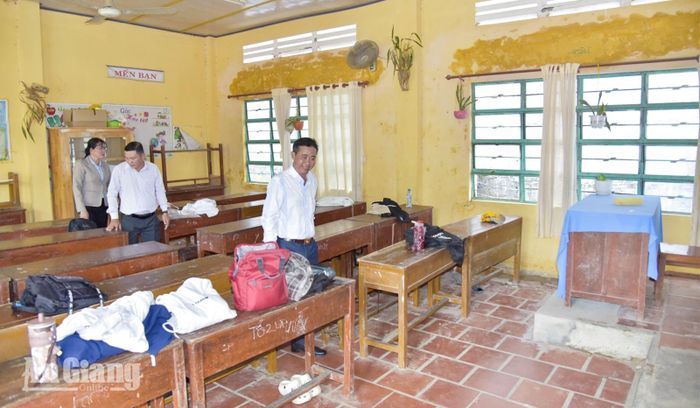 Tường lớp thấm nước, bàn ghế xuống cấp do thời gian sử dụng đã lâu.