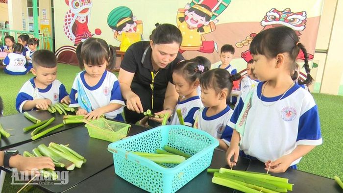 Giáo viên Trường Mầm non Nhơn Mỹ dạy các bé trong giờ học kỹ năng.