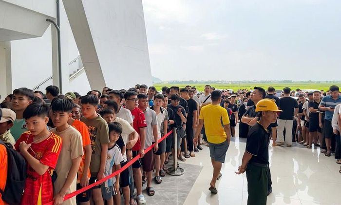  Sự nhiệt thành của người hâm mộ Bắc Ninh góp phần "tiếp lửa" cho đội bóng quê hương tự tin trong trận đấu diễn ra lúc 18h ngày 11/9 trên sân nhà. 