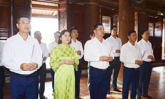  Đồng chí Nguyễn Hồng Thái cùng các đồng chí lãnh đạo và các đại biểu dâng hương tại Đền thờ Thái úy Lý Thường Kiệt.  