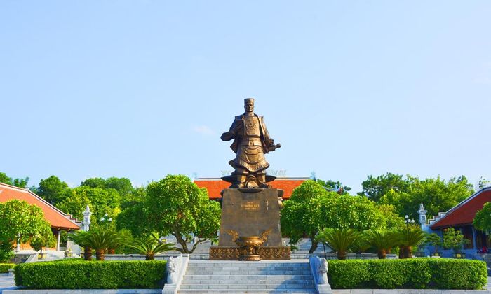  Tượng đài Thái úy Lý Thường Kiệt tại Khu di tích.  