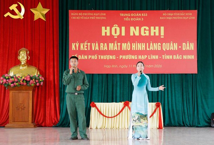 Tiết mục do đội văn nghệ xung kích của Trung đoàn 833 và phường Hạp Lĩnh biểu diễn.