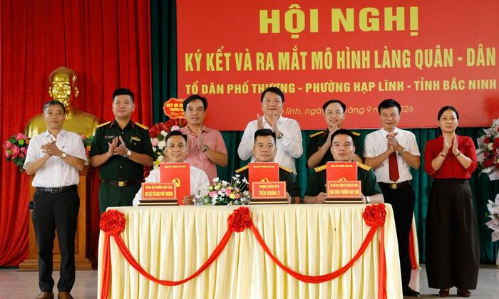 Các đơn vị, địa phương ký kết quy chế phối hợp xây dựng mô hình “Làng Quân - Dân” tại tổ dân phố Thượng.