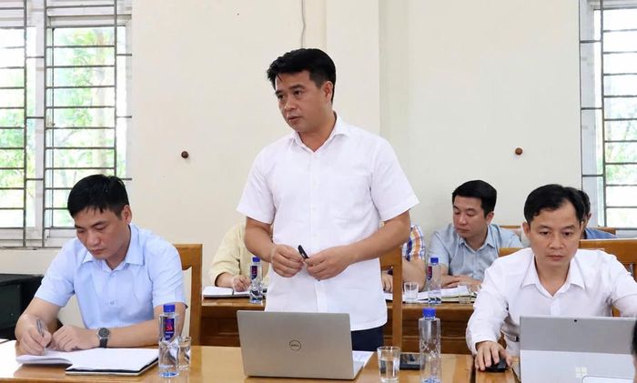 Lãnh đạo xã Cẩm Lý báo cáo kết quả thực hiện làm sạch, làm giàu dữ liệu đất đai trên địa bàn.