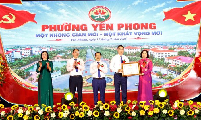 Đồng chí Trần Thị Hằng, Ủy viên Ban Thường vụ Tỉnh ủy, Phó Chủ tịch Thường trực HĐND tỉnh trao Bằng khen của Chủ tịch UBND tỉnh cho tập thể Đảng bộ, chính quyền và Nhân dân Yên Phong có thành tích tiêu biểu trong chuẩn bị điều kiện cho xã Yên Phong lên phường.