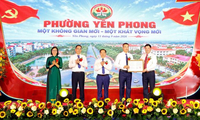 Bí thư Tỉnh ủy Nguyễn Hồng Thái trao Nghị quyết của Ủy ban Thường vụ Quốc hội thành lập phường Yên Phong cho lãnh đạo Đảng ủy, HĐND, UBND, Ủy ban MTTQ xã Yên Phong.