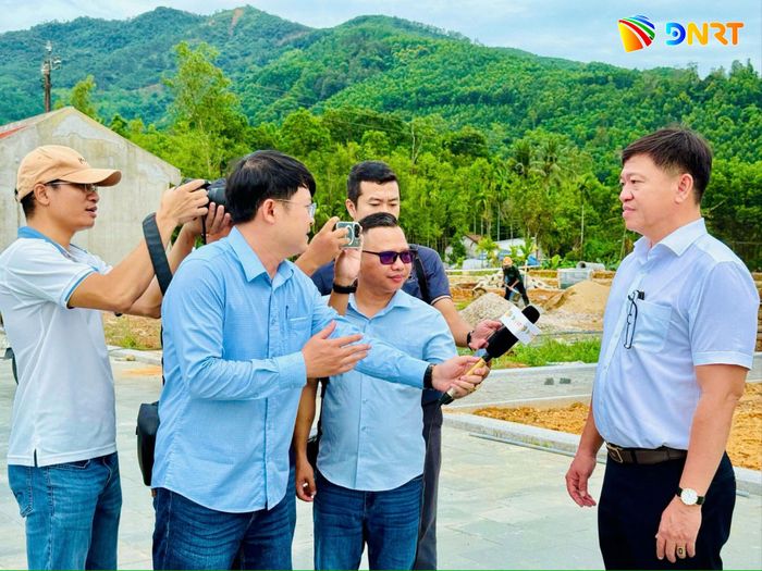 Phóng viên các cơ quan báo chí hoạt động trên địa bàn thành phố tác nghiệp tại cơ sở. Ảnh: A.NGƯỚC