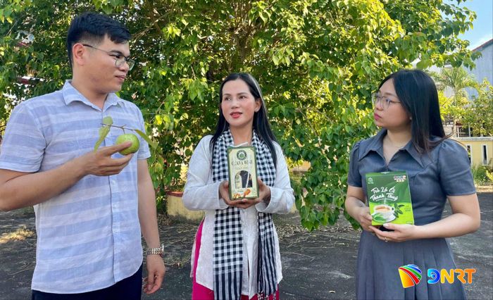 Chị Đỗ Thị Thanh Thúy (giữa) giới thiệu sản phẩm làm từ cây ổi cho khách hàng. Ảnh: PHAN VINH