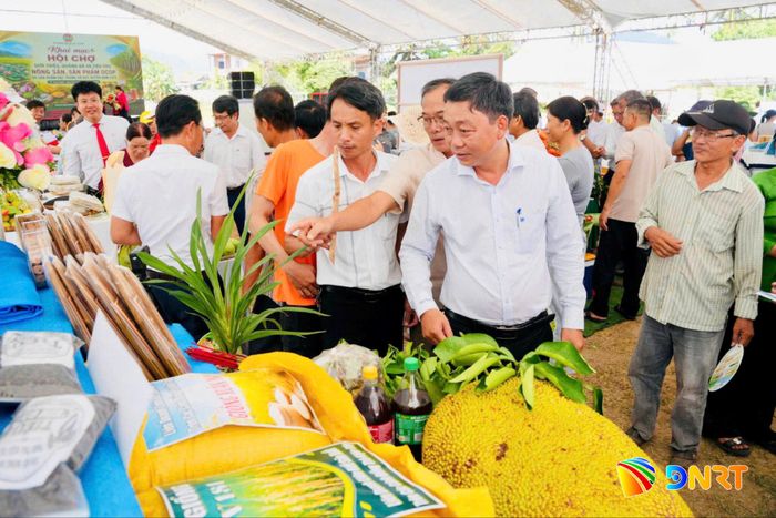 Các phiên hội chợ nông sản là dịp để nông dân tiếp cận đầu ra thị trường mới. Ảnh: LÊ DÂN