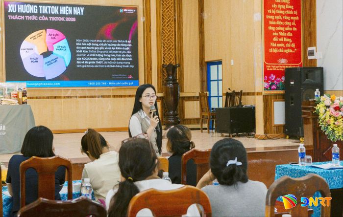 Hội Nông dân xã Duy Xuyên phối hợp với Trung tâm Giáo dục nghề nghiệp và hỗ trợ nông dân tổ chức lớp đào tạo livestream cho nông dân. Ảnh: PHAN VINH