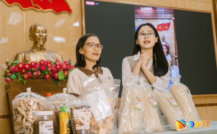 Giới thiệu sản phẩm cho khách hàng qua mạng xã hội. Ảnh: PHAN VINH