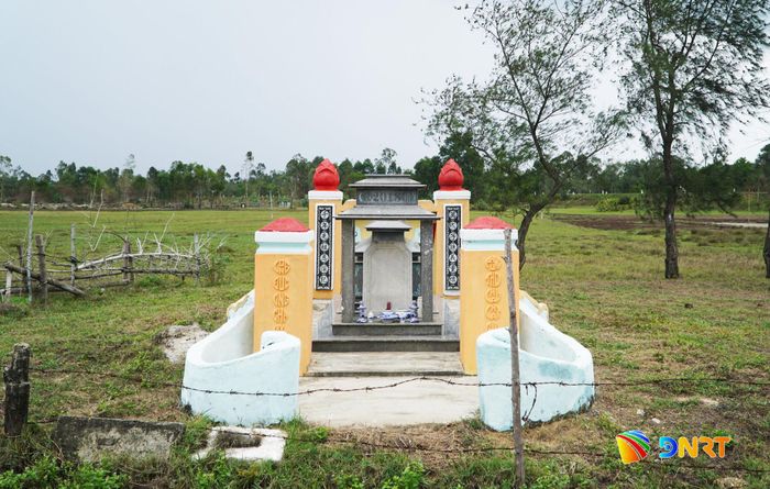 Những năm qua, hậu duệ Án sát sứ Nguyễn Văn Xán vẫn thường xuyên chăm sóc mộ phần và cúng giỗ tưởng nhớ công lao của ông. Ảnh: PHAN VINH