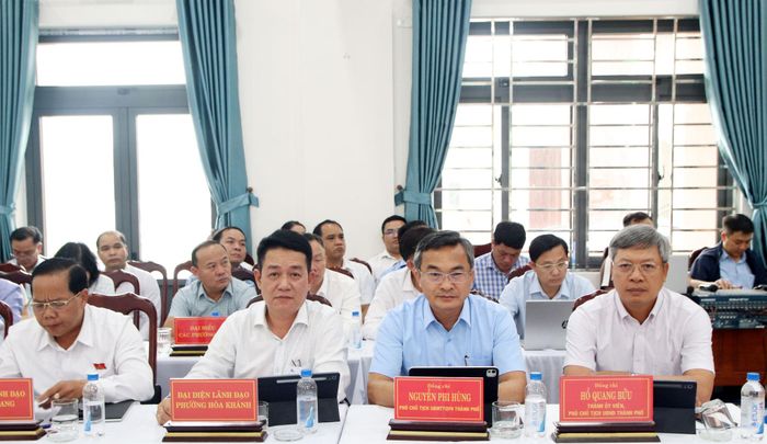 Phó Chủ tịch UBND thành phố Hồ Quang Bửu (ngoài cùng bên phải) cùng các đại biểu dự hội nghị. Ảnh: TRỌNG HUY