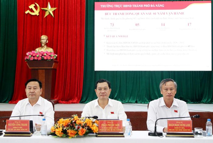 Phó Chủ tịch Thường trực HĐND thành phố Trần Phước Sơn (giữa) và các Phó Chủ tịch HĐND thành phố Đoàn Ngọc Hùng Anh (bên phải), Nguyễn Công Thanh chủ trì hội nghị. Ảnh: TRỌNG HUY
