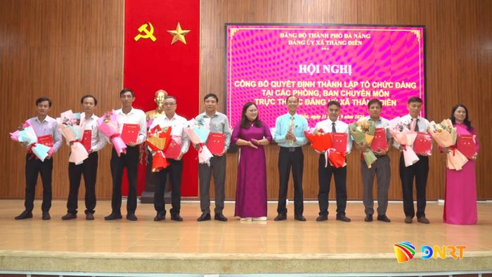 Lãnh đạo xã Thăng Điền trao quyết định và hoa cho các chi bộ thành lập mới. Ảnh: GIANG BIÊN