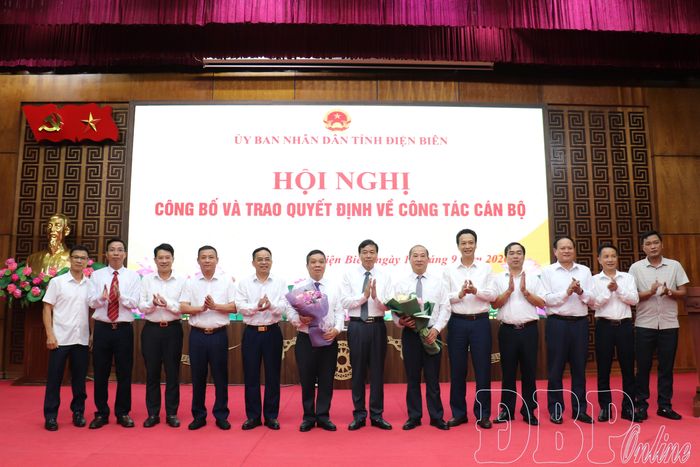 Lãnh đạo UBND tỉnh và các sở, ngành, đơn vị chúc mừng hai cán bộ nhận nhiệm vụ mới.
