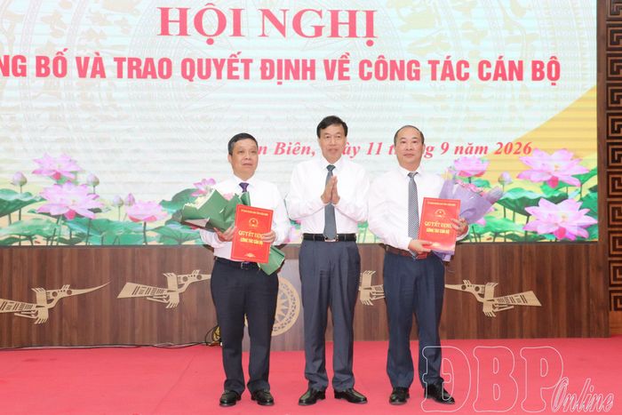 Chủ tịch UBND tỉnh Lê Văn Lương trao quyết định bổ nhiệm ông Trần Thanh Kiên, Giám đốc Ban Quản lý dự án các công trình giao thông tỉnh và Nguyễn Minh Tuân, Phó Giám đốc Sở Xây dựng.