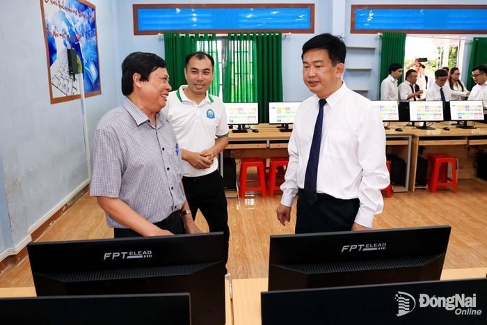 Lãnh đạo Sở Giáo dục và Đào tạo và MobiFone tham quan hệ thống máy tính dùng vận hành thư viện số. Ảnh: Công Nghĩa