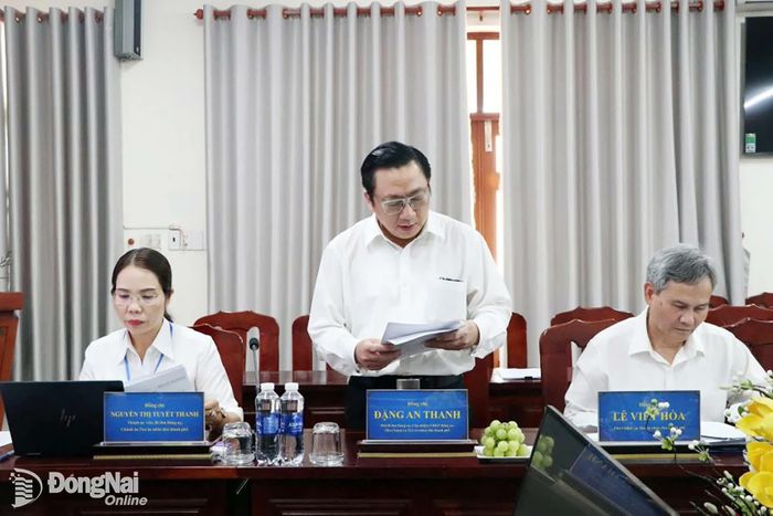 Lãnh đạo Tòa án nhân dân thành phố báo cáo một số nội dung liên quan trong buổi giám sát. Ảnh: Tố Tâm