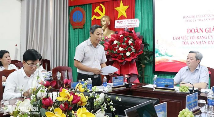 Thành ủy viên, Phó Trưởng ban Nội chính Thành ủy Đồng Nai Đỗ Văn Mạnh, phó đoàn giám sát nêu một số vấn đề tại buổi làm việc. Ảnh: Tố Tâm