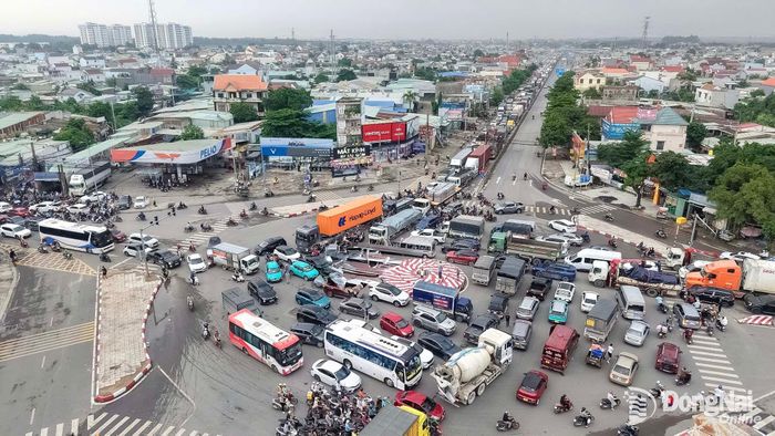 Đảo giao thông được lắp đặt trở lại tại khu vực giữa nút giao Cổng 11 để phục vụ phương án tổ chức giao thông mới tại khu vực này. Ảnh tư liệu