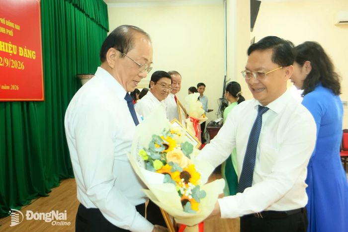  Ủy viên Ban Thường vụ Thành ủy, Phó Bí thư Thường trực Đảng ủy các cơ quan Đảng thành phố, Phó Bí thư Đảng ủy, Phó Chủ tịch Thường trực Ủy ban MTTQ Việt Nam thành phố Hà Anh Dũng trao Huy hiệu Đảng cho các đảng viên. Ảnh: Văn Truyên