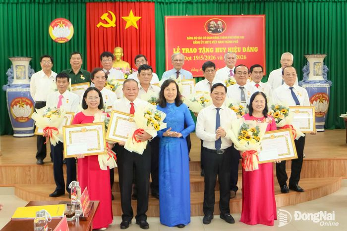 Các đảng viên nhận Huy hiệu Đảng tại buổi lễ. Ảnh: Văn Truyên