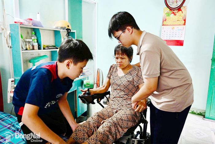 Bệnh tật khiến đôi chân chị Hoa không thể tự bước đi. Người mẹ chỉ mong có thêm cơ hội điều trị, được ở bên các con lâu hơn và nhìn 2 con trưởng thành. Ảnh: Thu Hiền