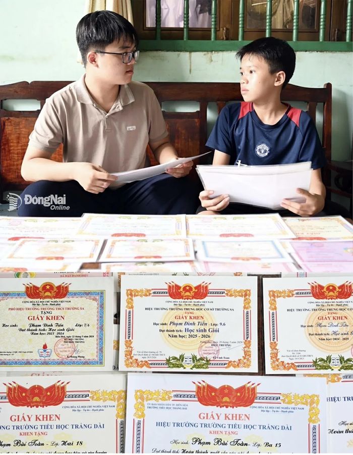 Tiến sợ nhất không phải những ngày tháng nhọc nhằn, mà là một ngày phải tự tay cất sách vở, gác lại ước mơ sư phạm. Ảnh: Thu Hiền