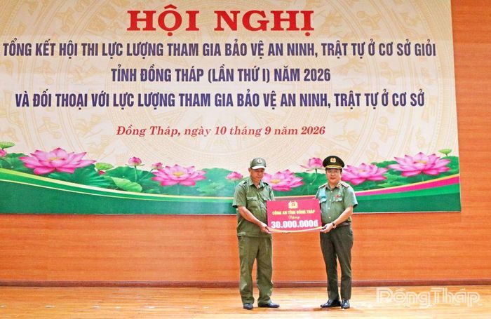 Giám đốc Công an tỉnh Đồng Tháp Lâm Phước Nguyên trao tiền hỗ trợ đồng chí Trương Thành Tâm, Tổ trưởng Tổ bảo vệ an ninh, trật tự ấp Phú Lợi, xã Tân Thạnh.
