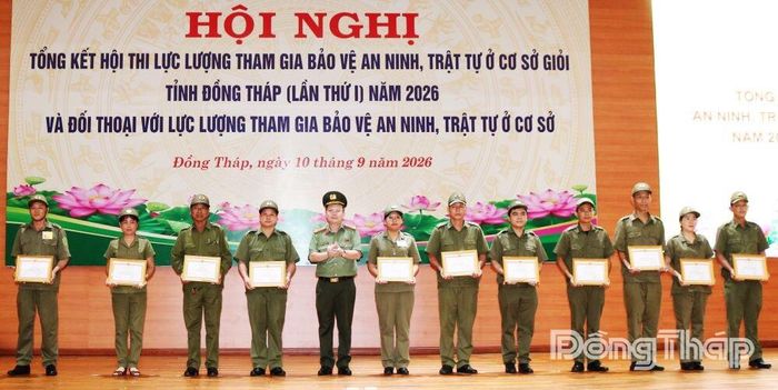 Ban Tổ chức trao Giấy khen của Giám đốc Công an tỉnh cho các tập thể  có thành tích xuất sắc tại hội thi.