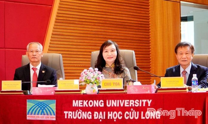 Đoàn chủ tọa điều hành hội nghị.