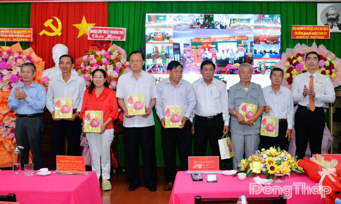 Đồng chí Đinh Văn Dũng (bìa trái), Ủy viên Ban Thường vụ Tỉnh ủy, Phó Chủ tịch Thường trực Ủy ban Mặt trận Tổ quốc Việt Nam tỉnh Đồng Tháp và đồng chí Bùi Thái Hùng, Chánh án Tòa án nhân dân tỉnh tặng quà tri ân các thế hệ lãnh đạo Tòa án nhân dân tỉnh qua các thời kỳ.