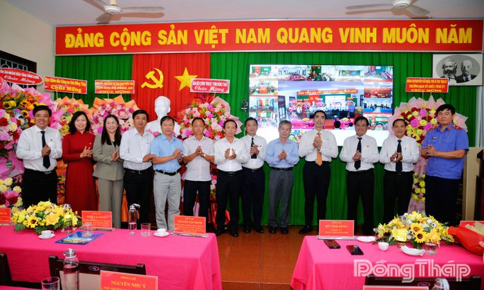 Lãnh đạo Tòa án nhân dân tỉnh chụp ảnh lưu niệm với đại biểu dự Lễ kỷ niệm.