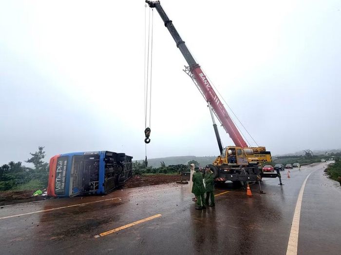  Tài xế Long đã không làm chủ tốc độ ở đoạn đường cua trơn trượt có các biển cảnh báo nguy hiểm. Ảnh: Văn Ngọc 