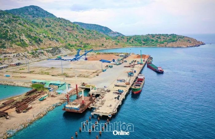 Cảng biển tổng hợp Cà Ná.