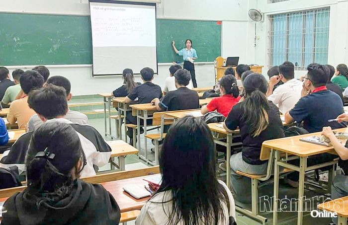 Đông đảo sinh viên tham gia lớp học do CLB Đại cương Pass The Outline Trường Đại học Nha Trang tổ chức. 