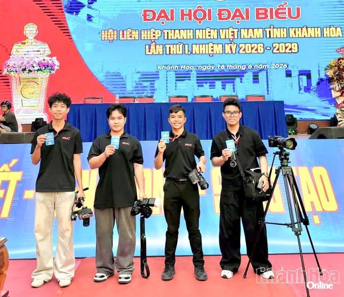 CLB Truyền thông FMC Trường Đại học Victoria Thái Bình Dương tham gia hỗ trợ công tác chụp ảnh, quay phim tại Đại hội đại biểu Hội Liên hiệp Thanh niên Việt Nam tỉnh Khánh Hòa lần thứ I, nhiệm kỳ 2026 - 2029.