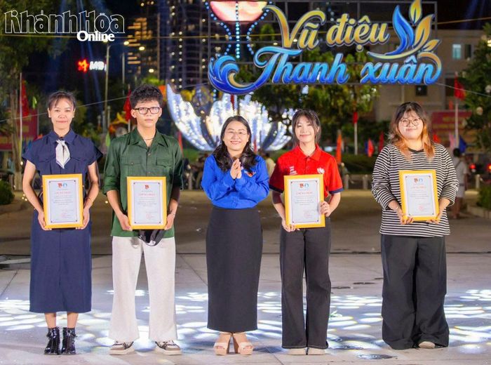  CLB Văn nghệ xung kích Trường Đại học Khánh Hòa nhận thư khen từ Tỉnh đoàn Khánh Hòa.