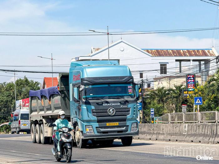 Xe chở vật liệu xây dựng chạy trên tuyến Quốc lộ 1.