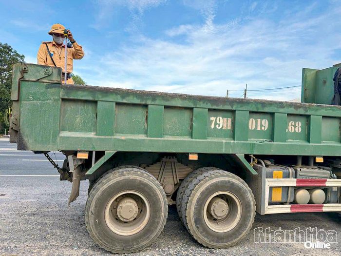 Lực lượng Cảnh sát giao thông đo thùng xe tải.
