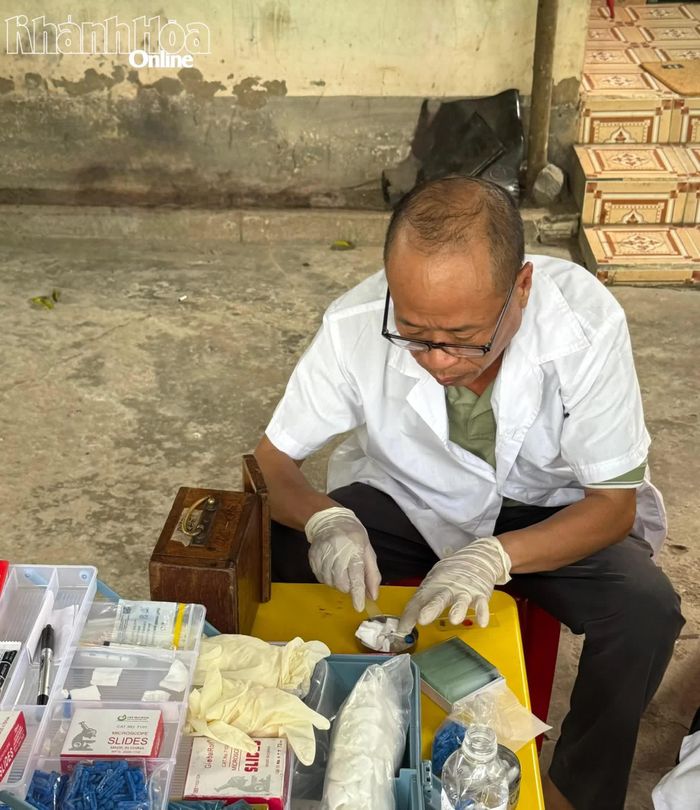 Cán bộ y tế thực hiện các bước lưu mẫu máu xét nghiệm tầm soát bệnh sốt rét.