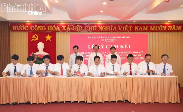 Lãnh đạo Sở Xây dựng chứng kiến người đứng đầu, cấp phó của người đứng đầu các đơn vị trực thuộc ký cam kết