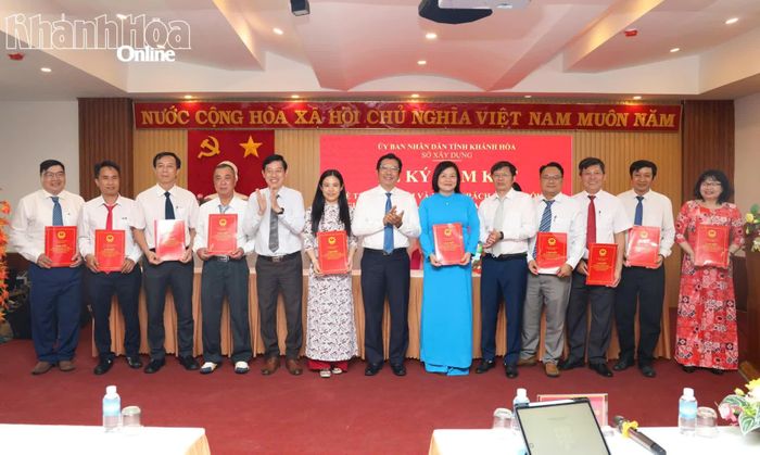 Lãnh đạo Sở Xây dựng chúc mừng lãnh đạo các đơn vị trực thuộc sau khi ký cam kết.